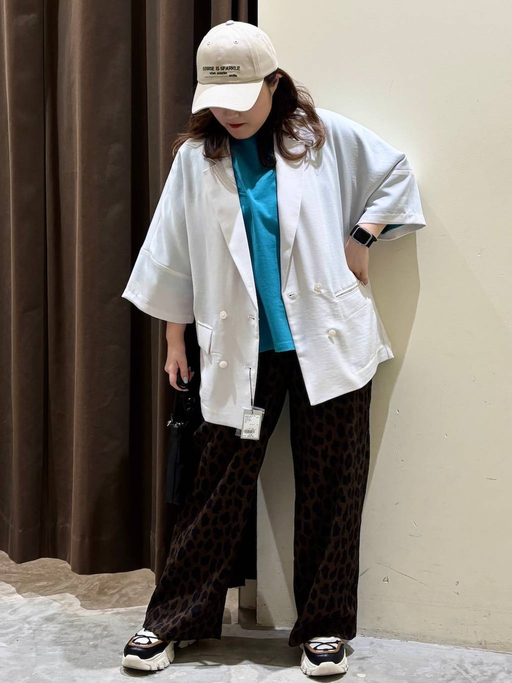 グリーン系のTシャツ/カットソー、ベージュ系のその他パンツ、その他のスニーカーを着用したレディースの春コーディネートの2枚目の写真