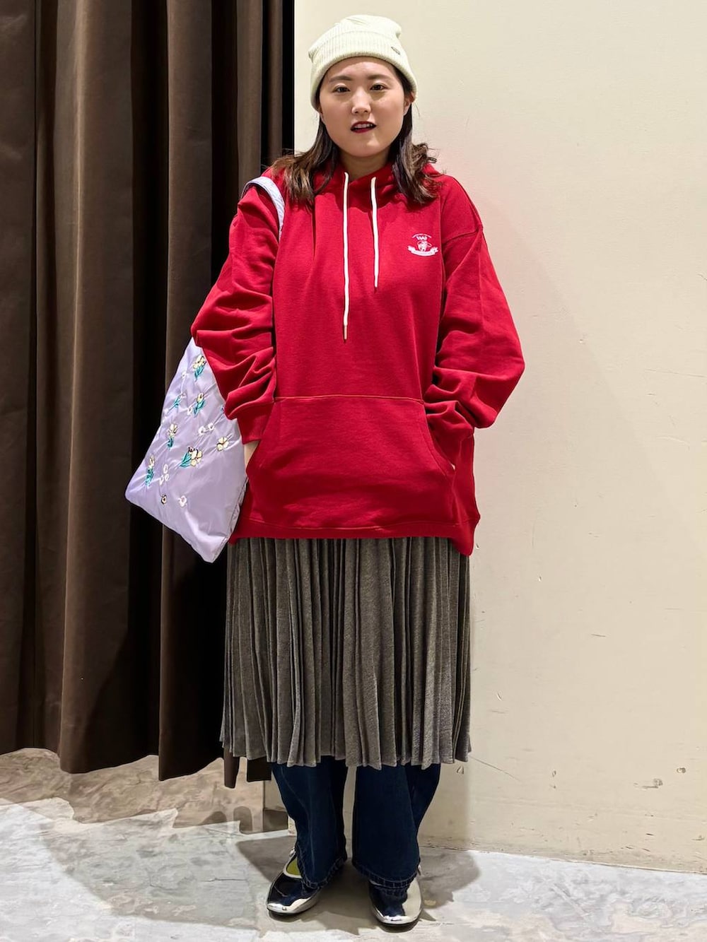 ブルー系のデニムパンツ、その他のスカート、シルバー系のパンプスを着用したレディースの冬コーディネートの3枚目の写真