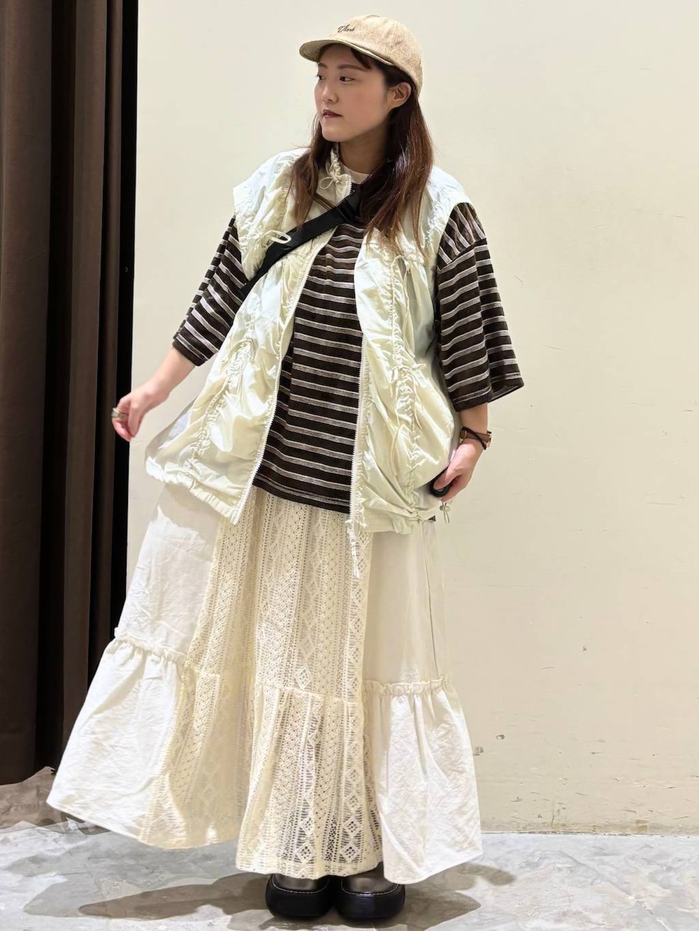 その他のその他シューズ、ベージュ系のブルゾン、ブラック系のTシャツ/カットソーを着用したレディースの秋コーディネートの2枚目の写真