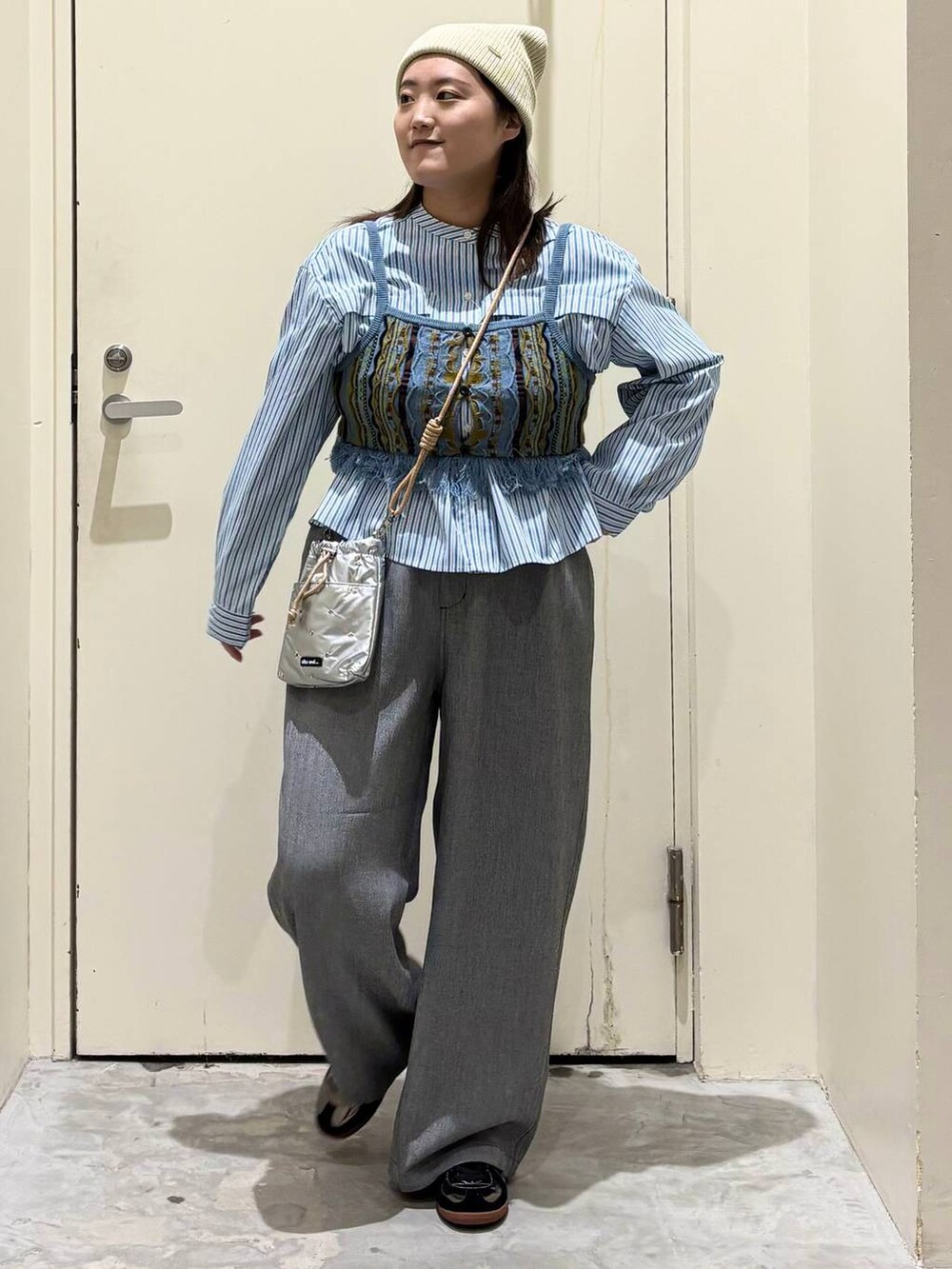 シルバー系のショルダーバッグ、グレー系のその他パンツ、シルバー系のスニーカーを着用したレディースの春コーディネートの3枚目の写真