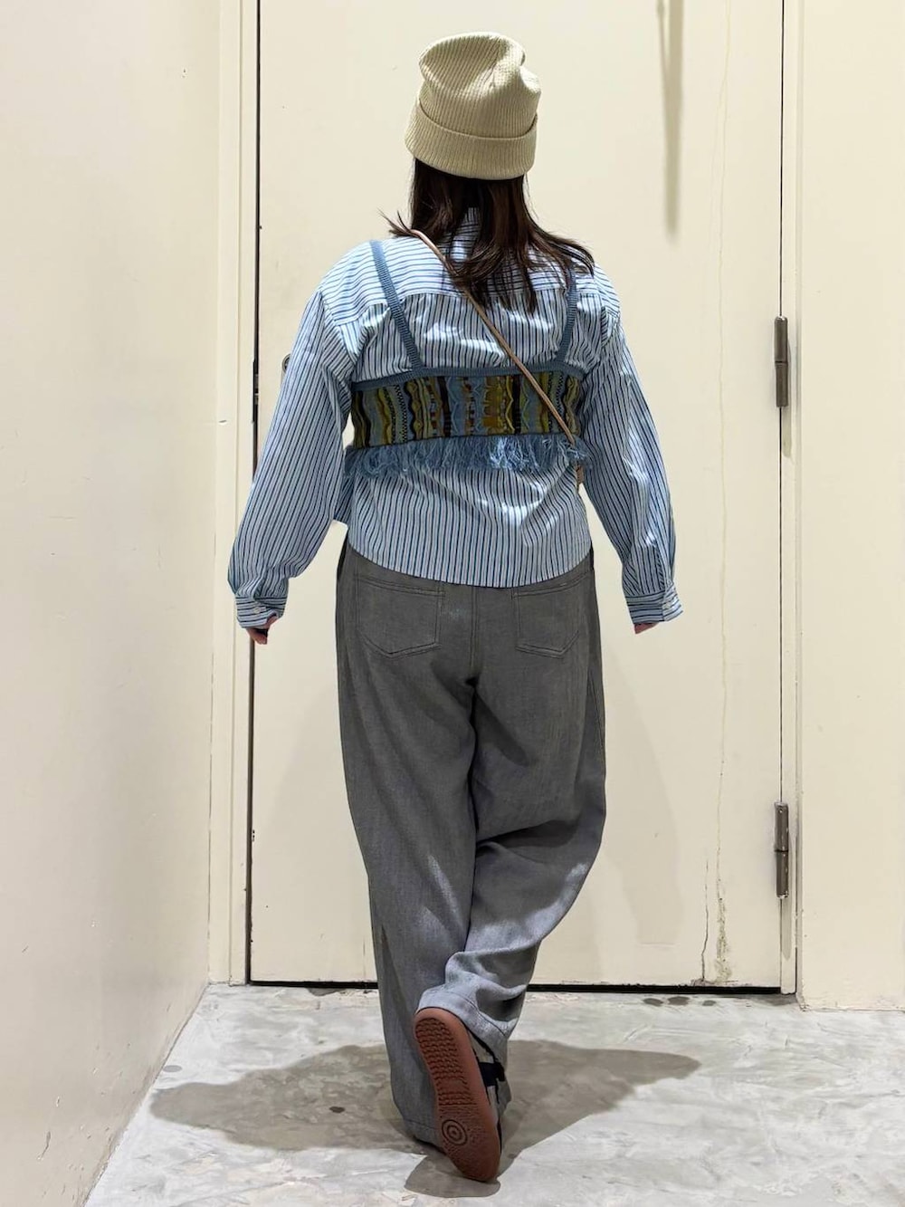シルバー系のショルダーバッグ、グレー系のその他パンツ、シルバー系のスニーカーを着用したレディースの春コーディネートの6枚目の写真