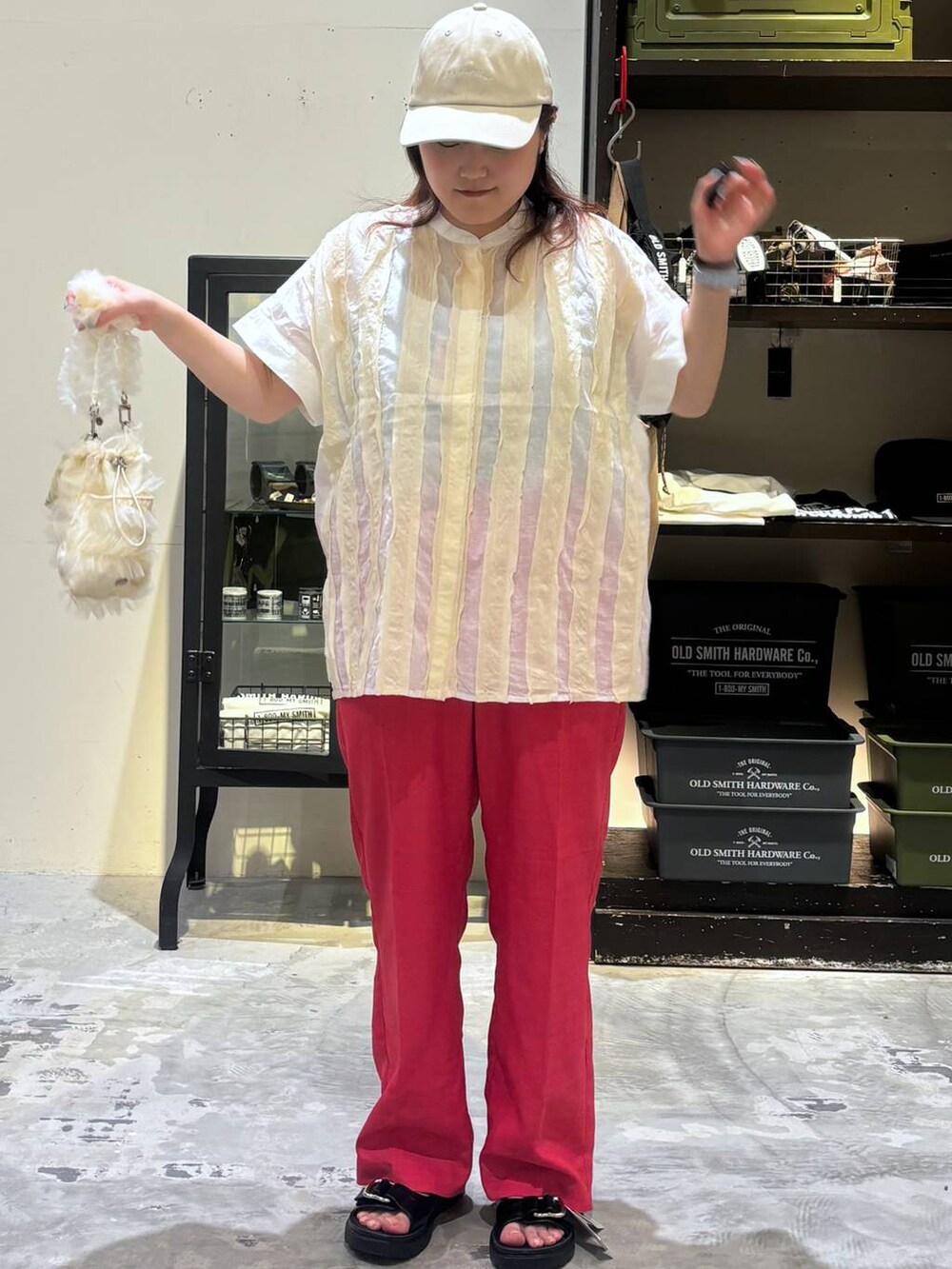 ブラック系のサンダル、ベージュ系のショルダーバッグ、ピンク系のその他パンツを着用したレディースの夏コーディネートの3枚目の写真