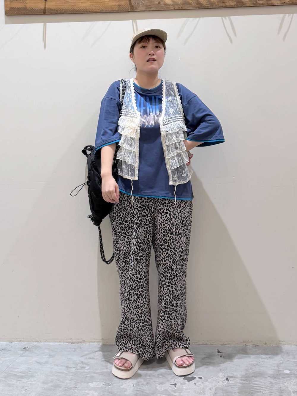 ベージュ系のサンダル、ブラック系のバックパック/リュック、ホワイト系のその他パンツを着用したレディースの夏コーディネートの6枚目の写真