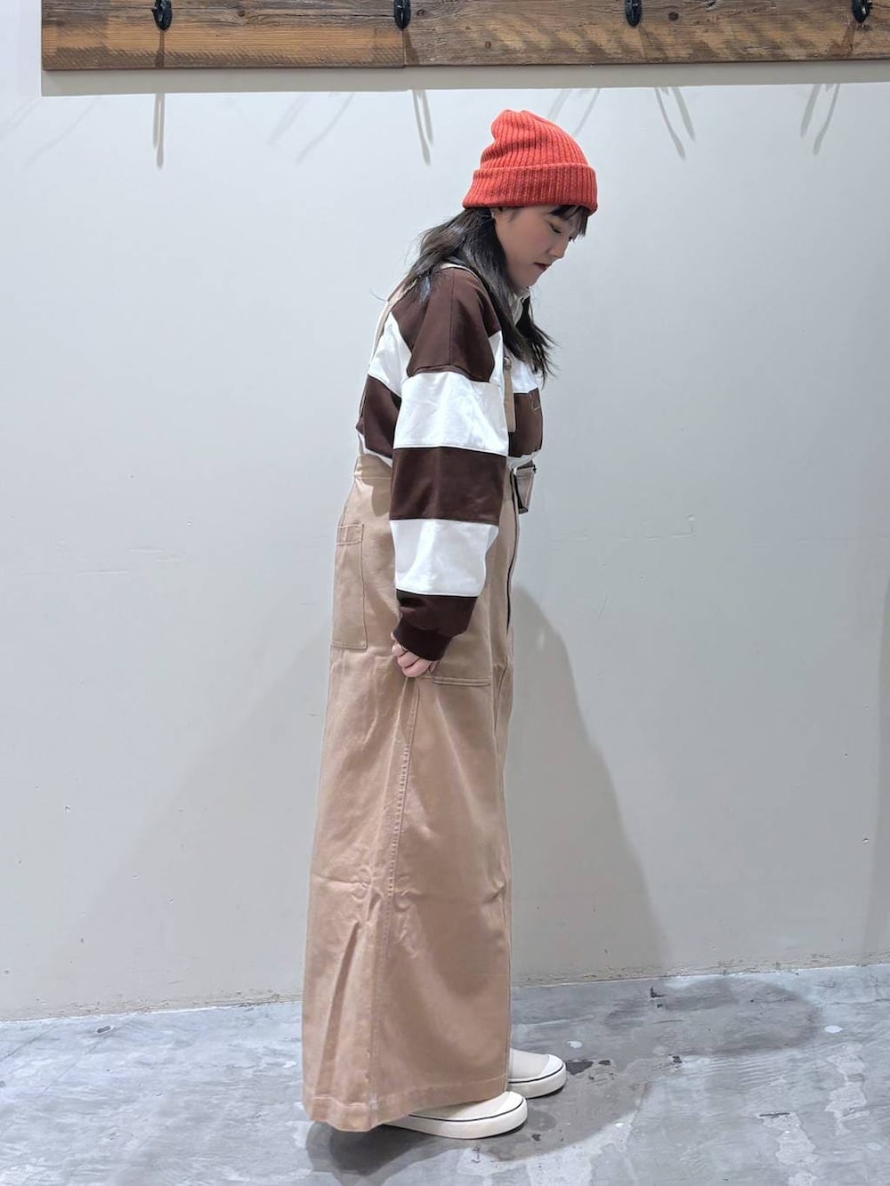 イエロー系のスカート、ブラウン系のTシャツ/カットソーを着用したレディースの春コーディネートの3枚目の写真