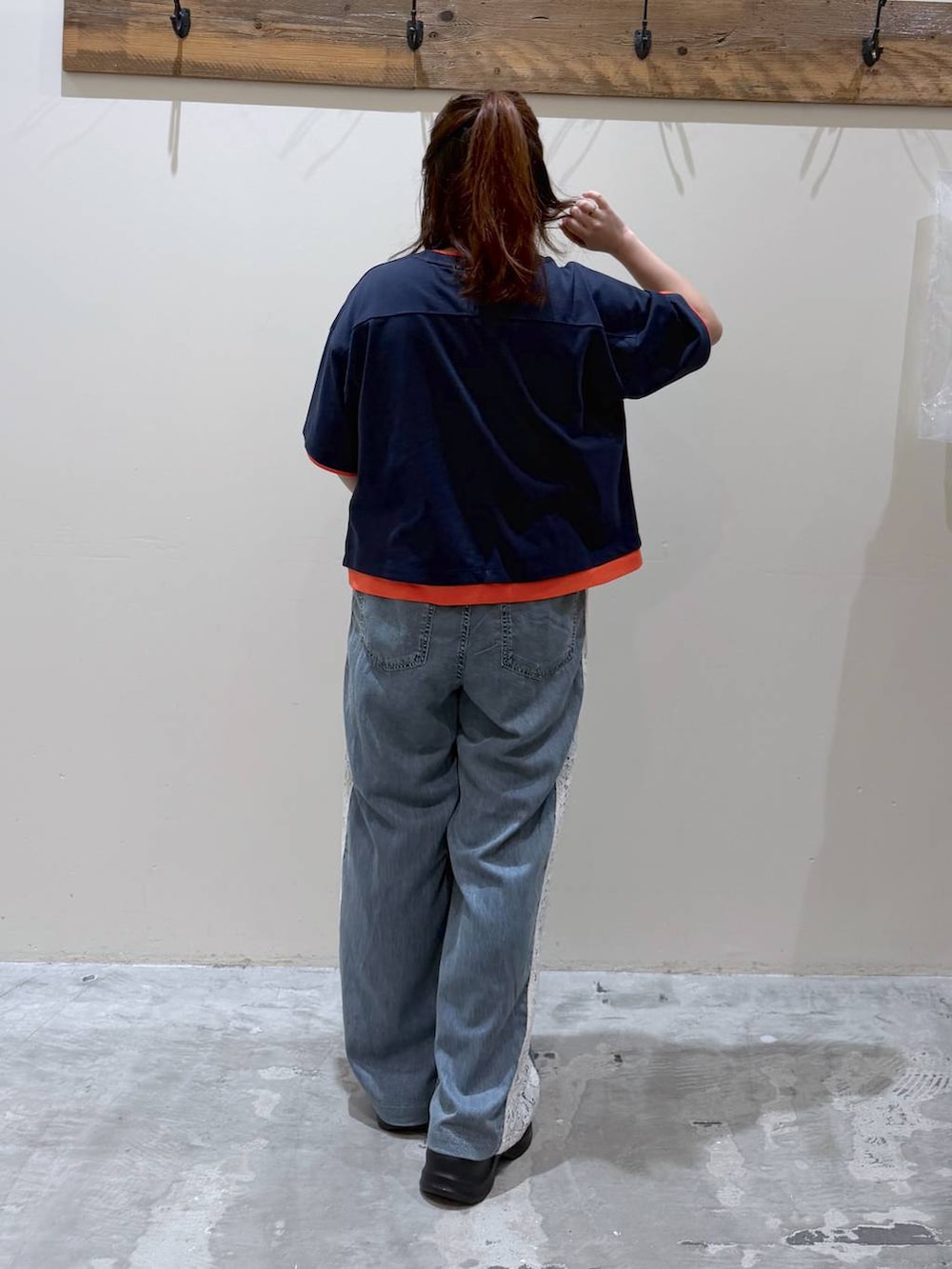 その他のトートバッグ、ブラック系のサンダル、ブルー系のTシャツ/カットソーを着用したレディースの夏コーディネートの6枚目の写真