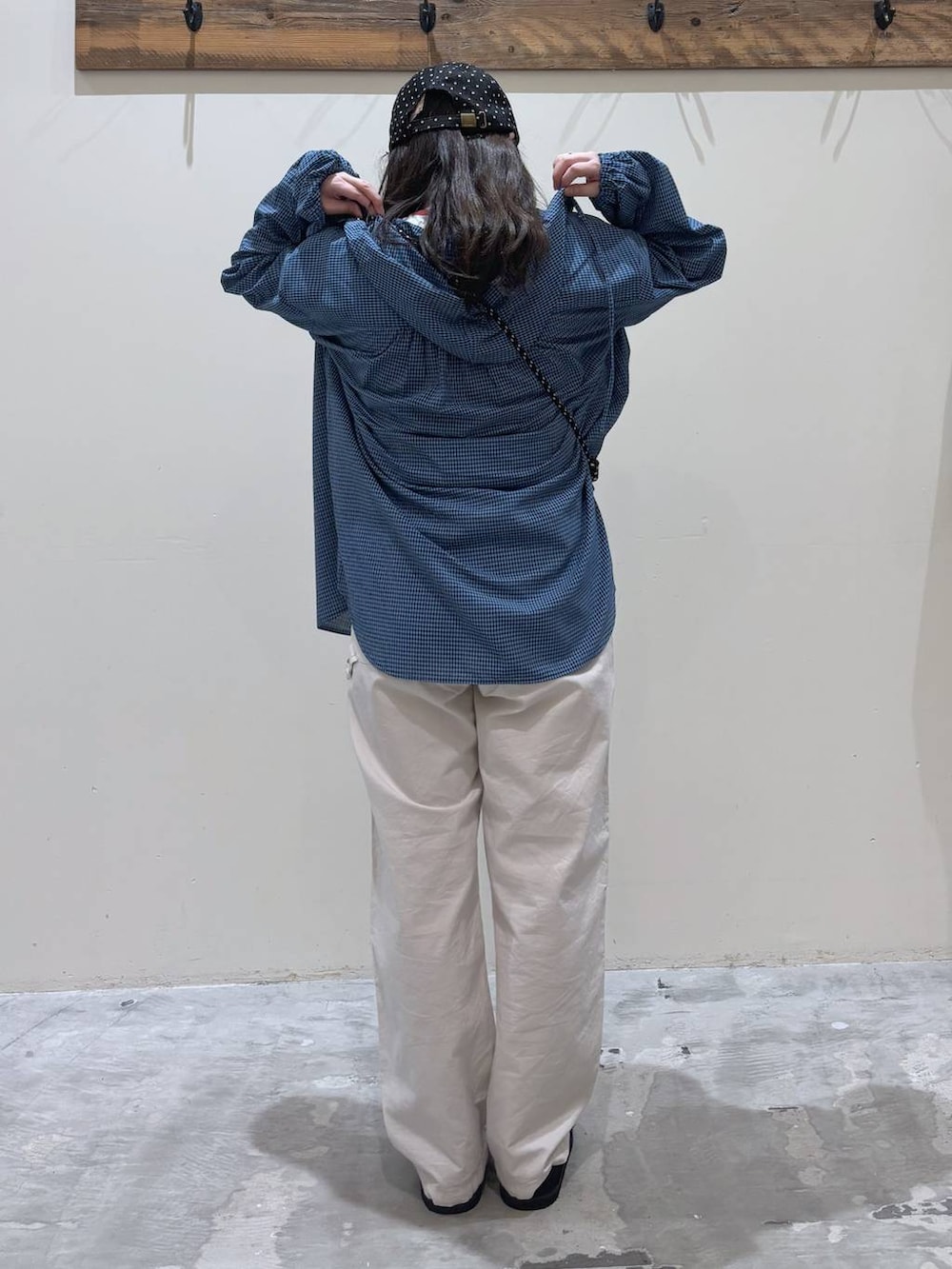 ブラック系のショルダーバッグ、ベージュ系のその他パンツ、ブルー系のシャツ/ブラウスを着用したレディースの春コーディネートの5枚目の写真