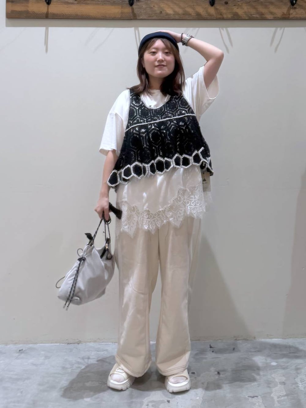ベージュ系のデニムパンツ、ブラック系のその他トップス、ベージュ系のサンダルを着用したレディースの夏コーディネートの5枚目の写真