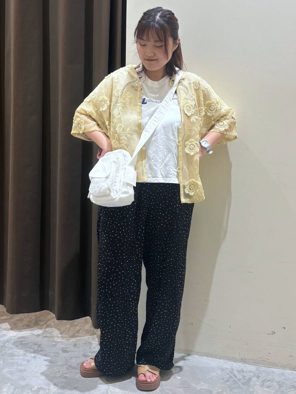 イエロー系のサンダル、ブラック系のその他パンツ、ホワイト系のTシャツ/カットソーを着用したレディースの夏コーディネートの2枚目の写真