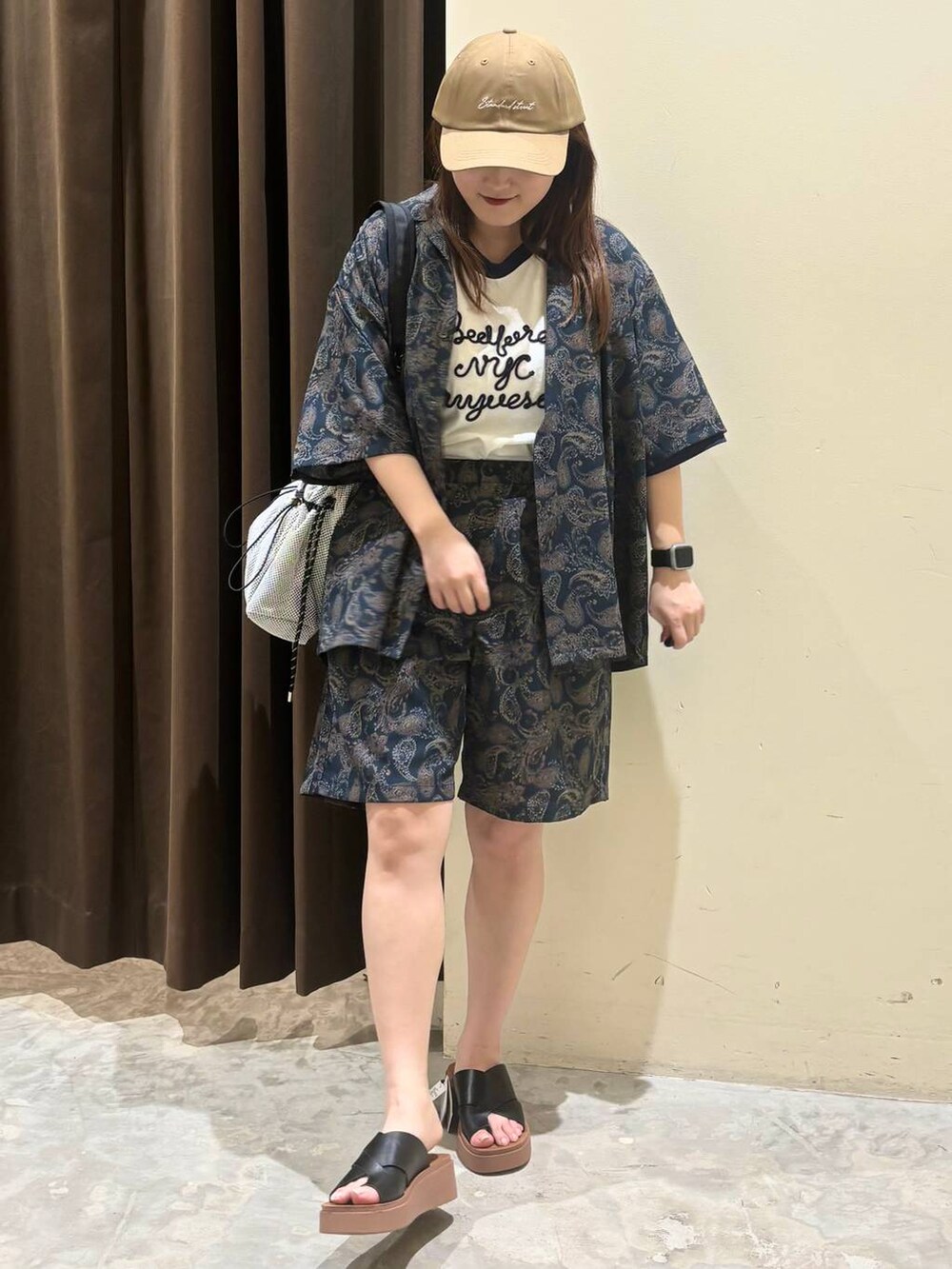 ブラック系のサンダル、ブルー系のその他パンツ、ブルー系のシャツ/ブラウスを着用したレディースの夏コーディネートの3枚目の写真