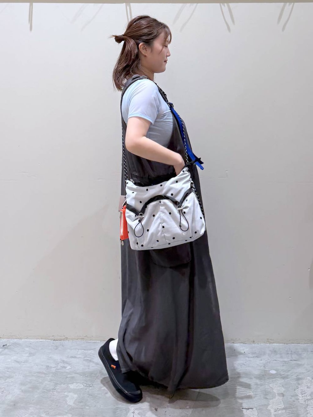 ブルー系のTシャツ/カットソー、その他のショルダーバッグを着用したレディースの夏コーディネートの4枚目の写真