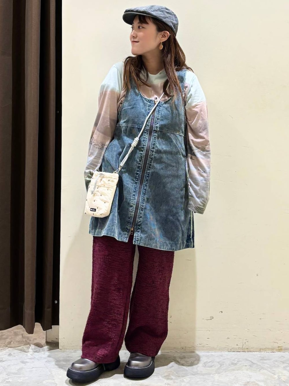 その他のその他シューズ、ブルー系のワンピース、ベージュ系のTシャツ/カットソーを着用したレディースの秋コーディネートの3枚目の写真