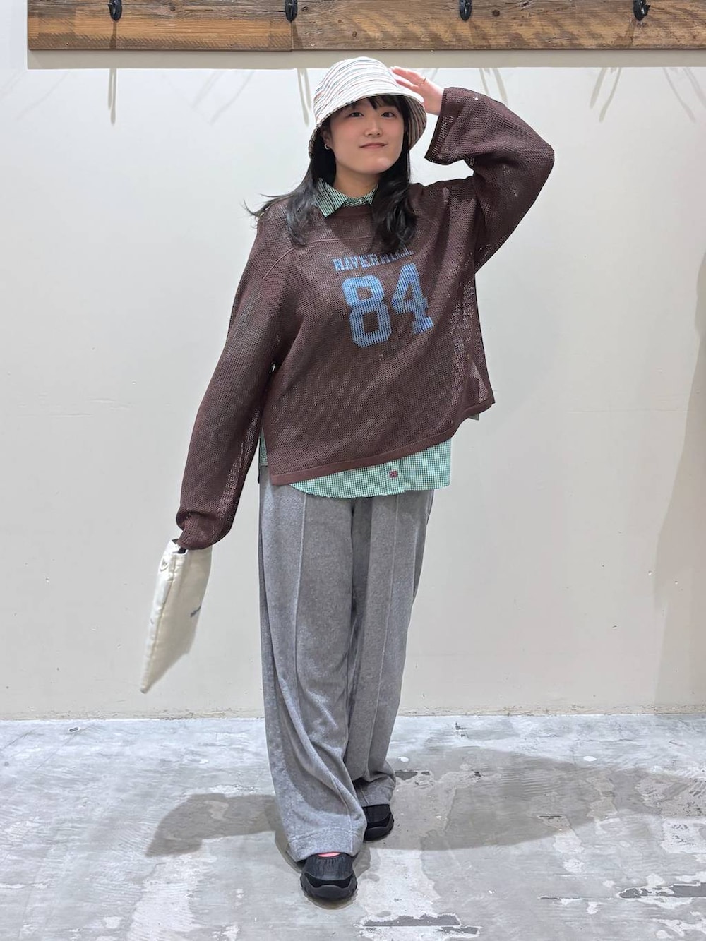 グレー系のその他パンツ、ブラック系のバレエシューズ、グリーン系のシャツ/ブラウスを着用したレディースの春コーディネートの5枚目の写真