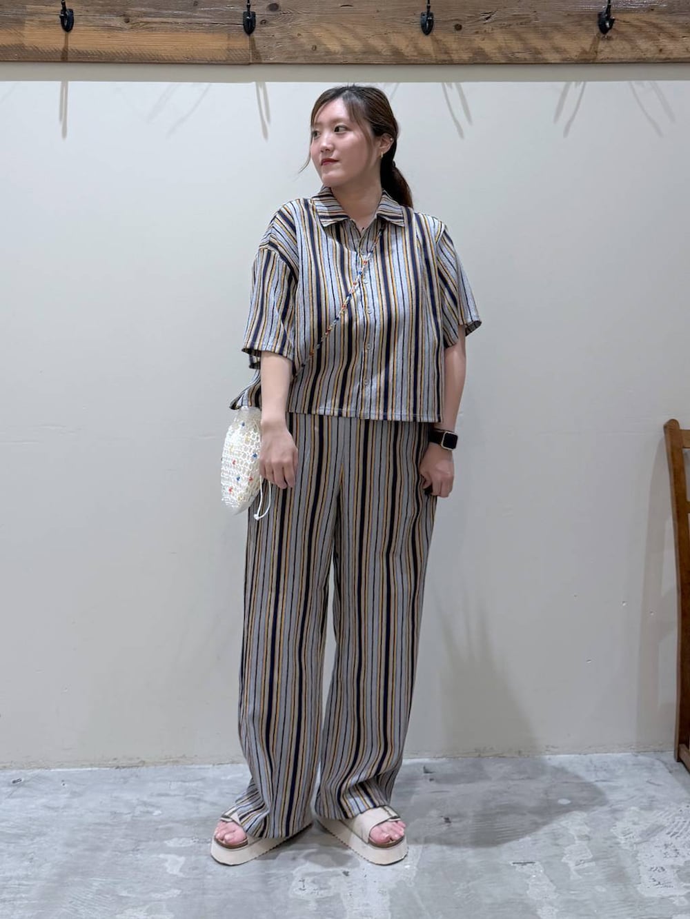 ベージュ系のサンダル、ブルー系のシャツ/ブラウス、ブルー系のその他パンツを着用したレディースの春コーディネートの3枚目の写真