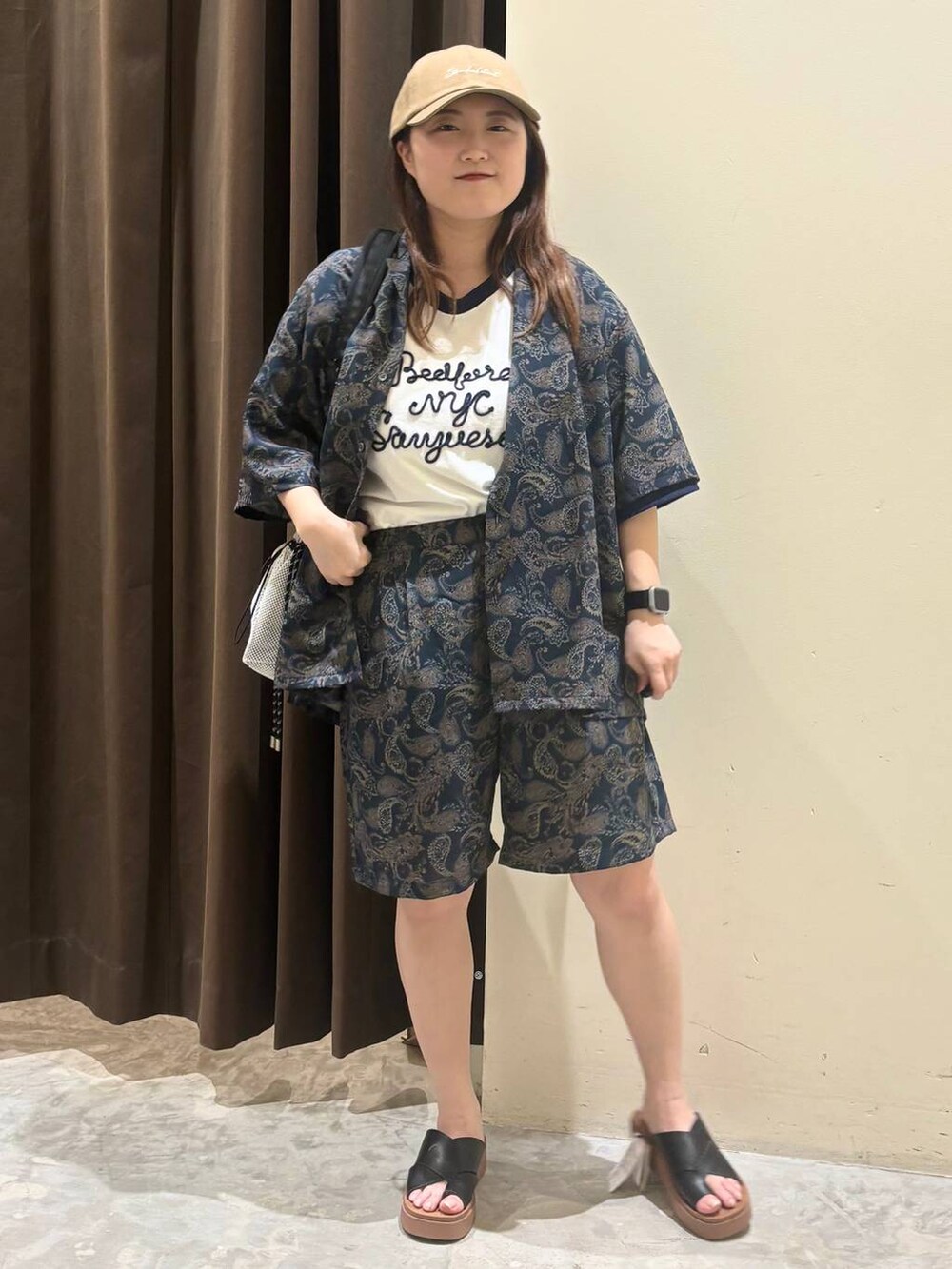 ブラック系のサンダル、ブルー系のその他パンツ、ブルー系のシャツ/ブラウスを着用したレディースの夏コーディネートの5枚目の写真