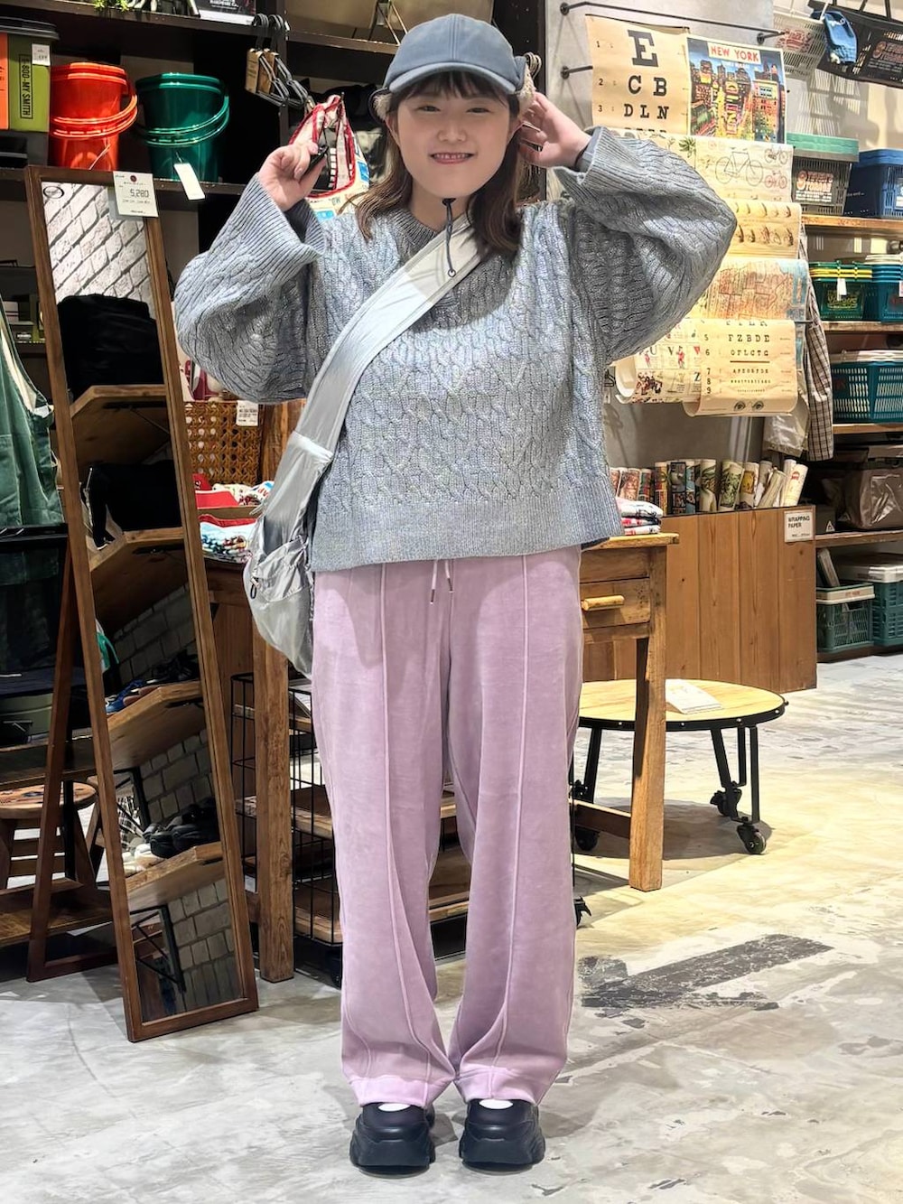 ブラック系のスニーカー、グレー系のショルダーバッグ、パープル系のその他パンツを着用したレディースの秋コーディネートの4枚目の写真