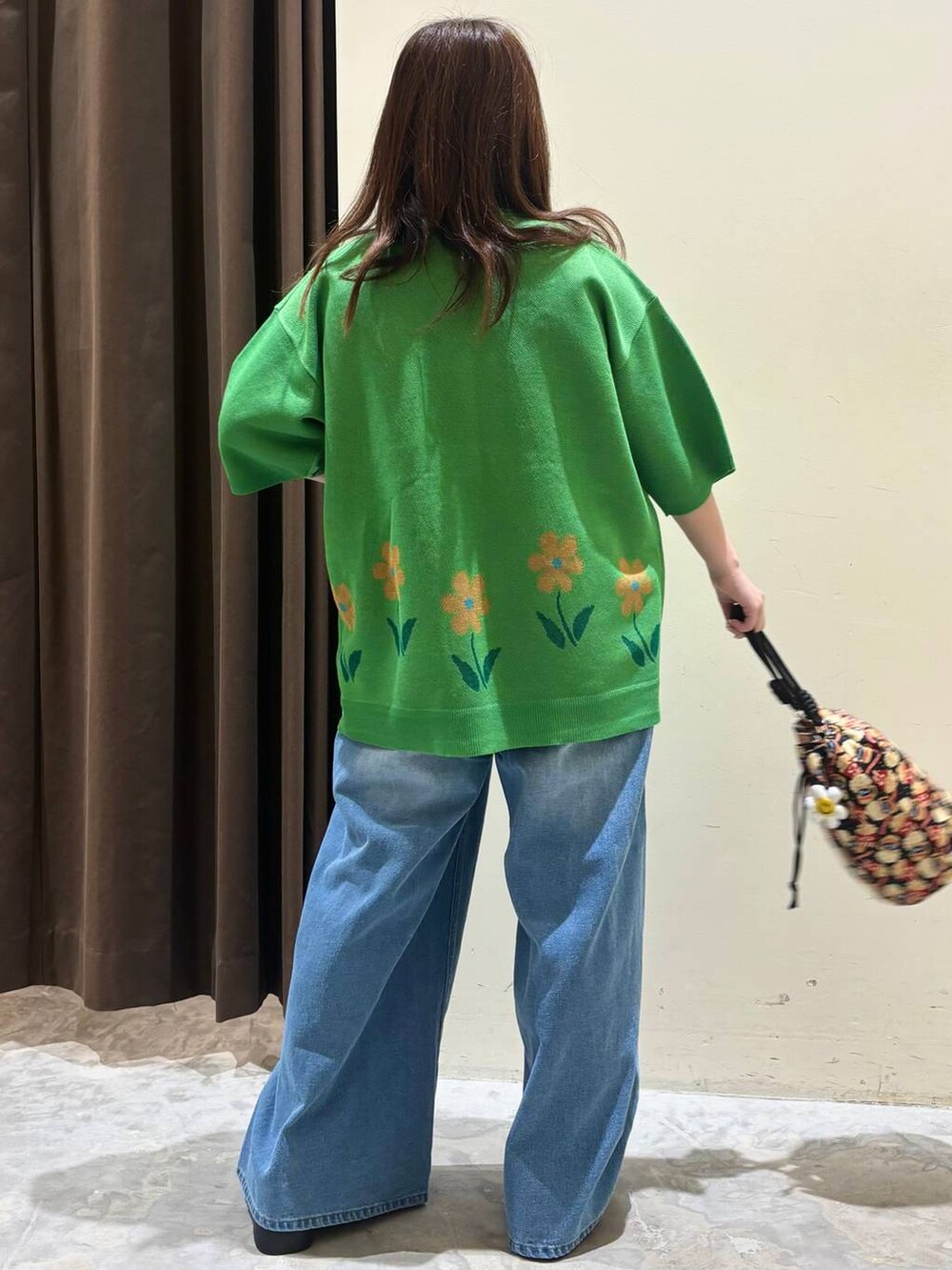 ブラック系のサンダル、ブルー系のデニムパンツ、グリーン系のシャツ/ブラウスを着用したレディースの夏コーディネートの6枚目の写真