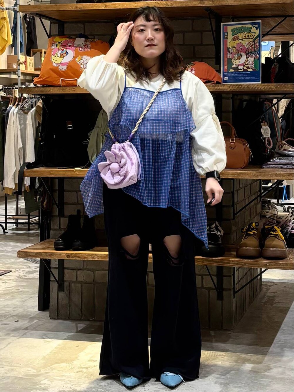 パープル系のショルダーバッグ、ブラック系のその他パンツ、ブルー系のサンダルを着用したレディースの春コーディネートの4枚目の写真