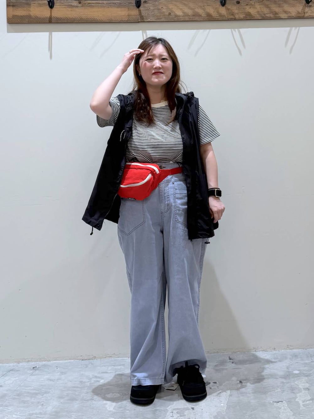 ブルー系のその他パンツ、ブラック系のスニーカー、ブラック系のベストを着用したレディースの春コーディネートの5枚目の写真