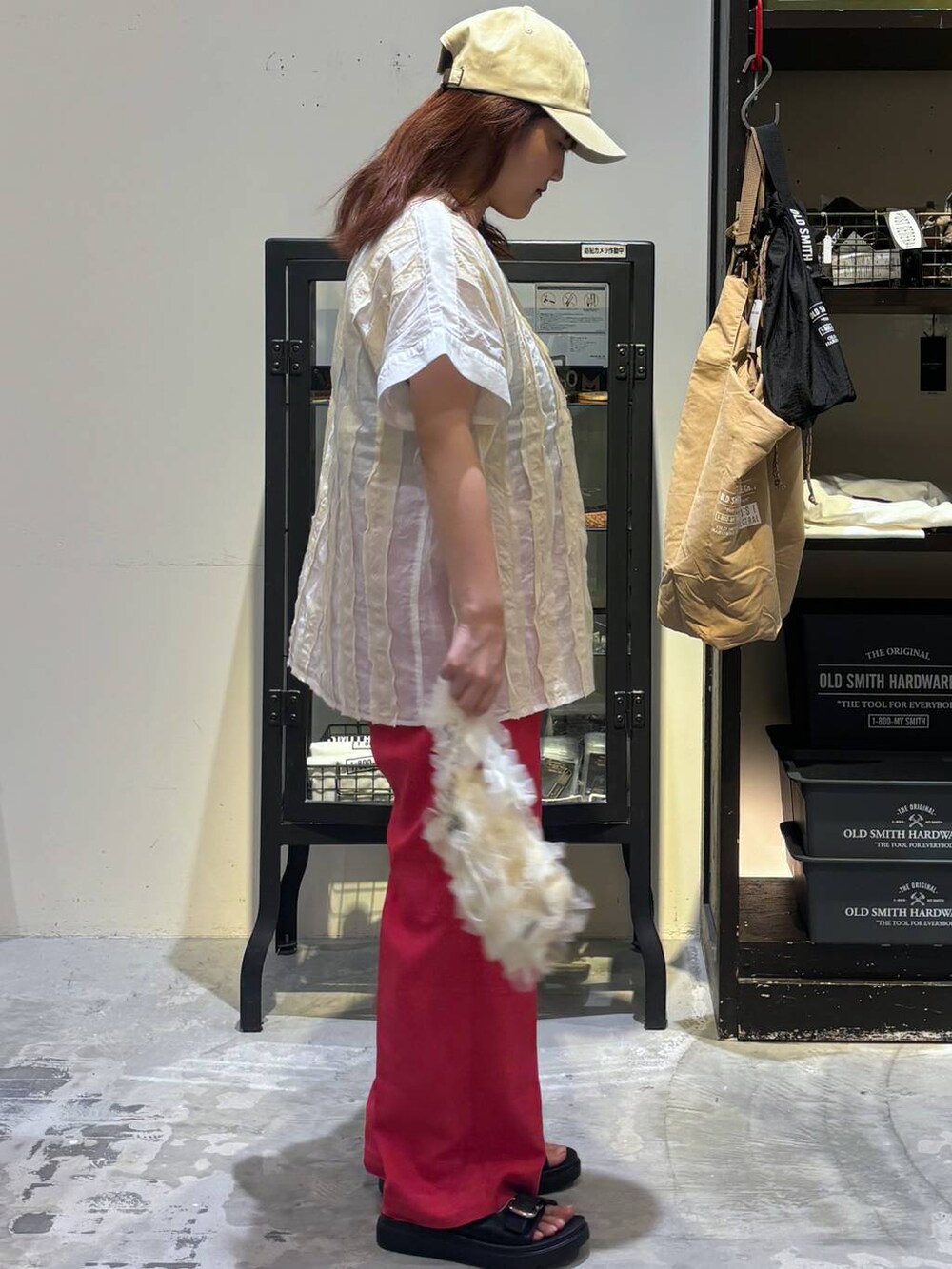 ブラック系のサンダル、ベージュ系のショルダーバッグ、ピンク系のその他パンツを着用したレディースの夏コーディネートの4枚目の写真