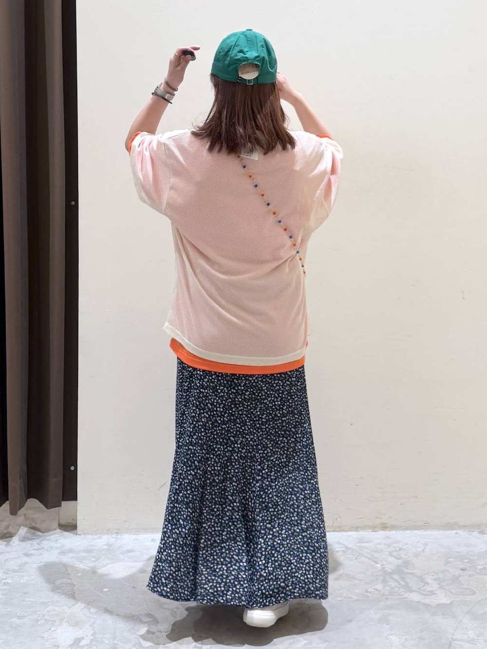 ブルー系のスカート、グレー系のスニーカー、その他のTシャツ/カットソーを着用したレディースの夏コーディネートの5枚目の写真
