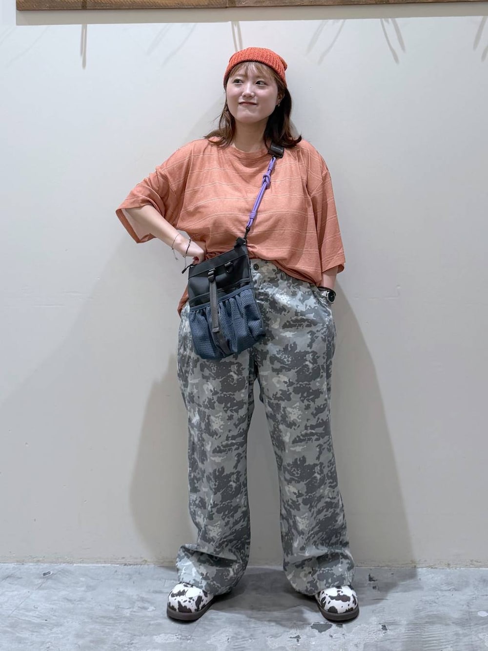 その他のその他パンツ、その他のスニーカー、グレー系のショルダーバッグを着用したレディースの夏コーディネートの2枚目の写真