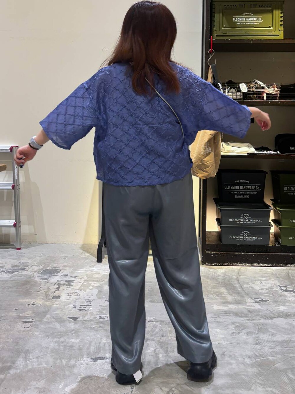 ブラック系のスニーカー、グレー系のショルダーバッグ、ブルー系のシャツ/ブラウスを着用したレディースの夏コーディネートの7枚目の写真