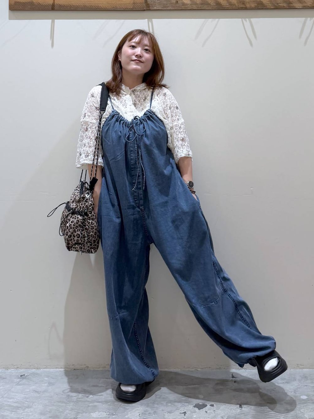 ベージュ系のTシャツ/カットソー、ブルー系のサロペット/オーバーオール、ブラック系のサンダルを着用したレディースの夏コーディネートの7枚目の写真