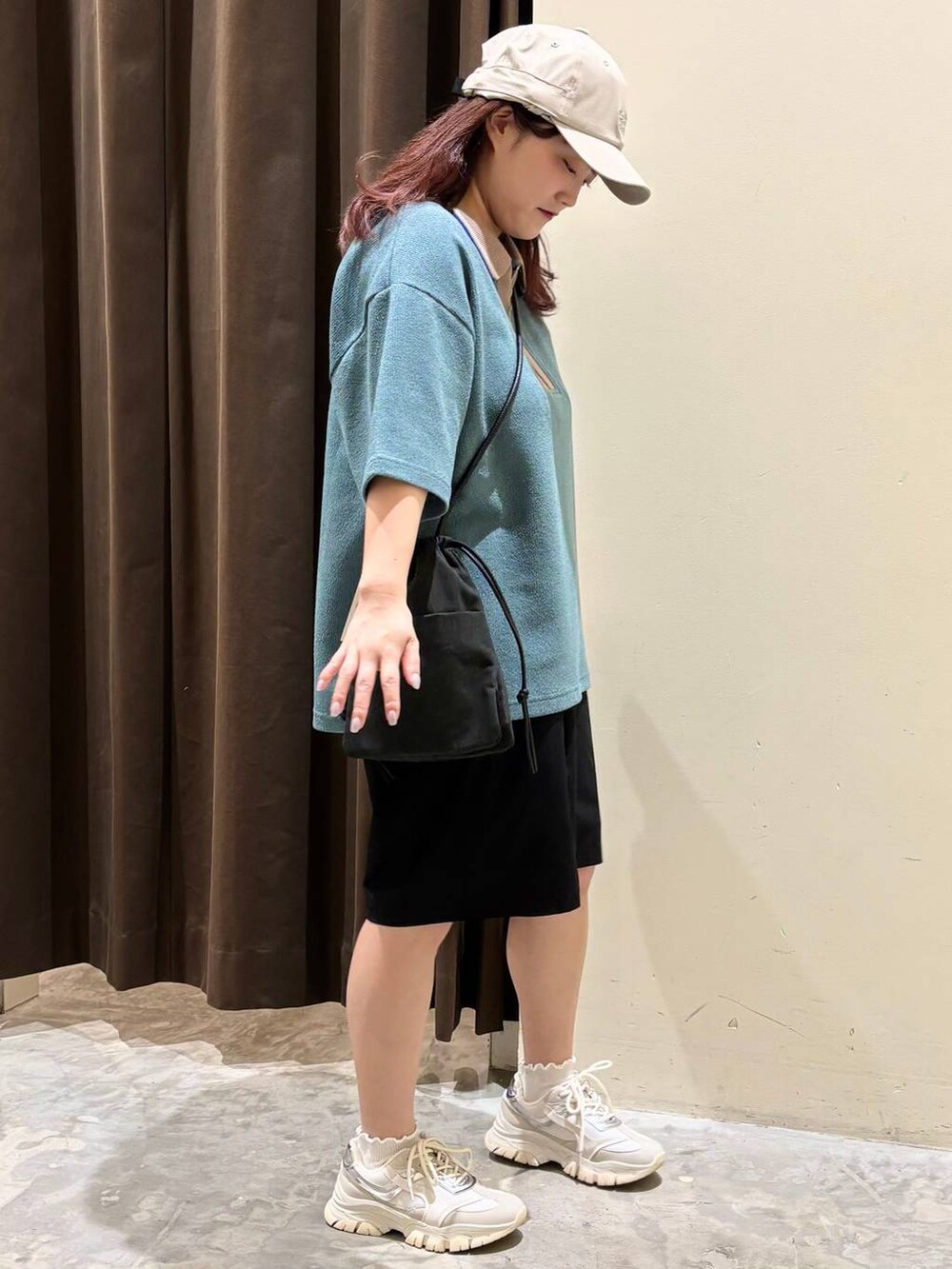 ベージュ系のスニーカー、ブラック系のショルダーバッグ、ブラック系のその他パンツを着用したレディースの春コーディネートの4枚目の写真