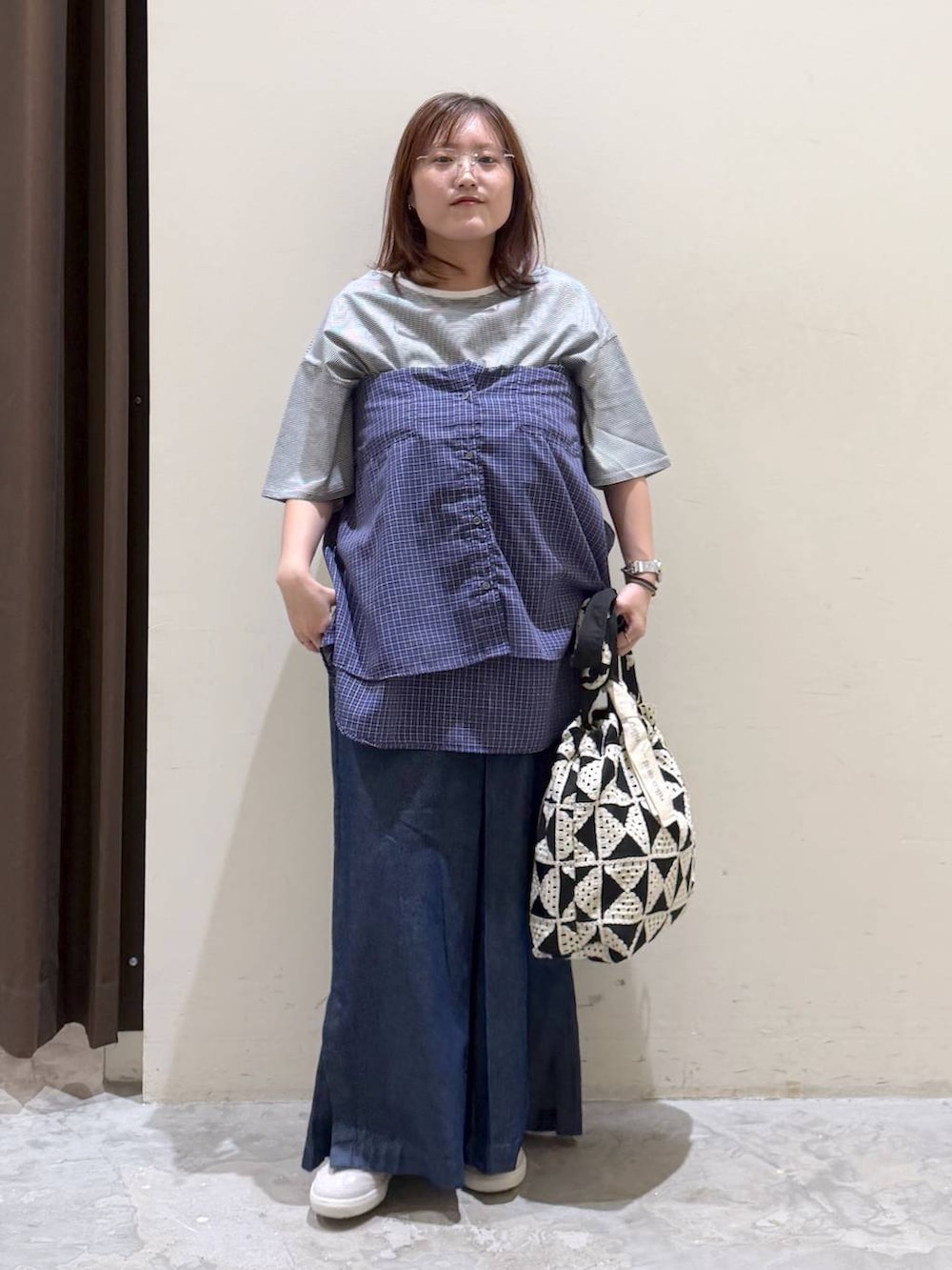 その他のトートバッグ、ブルー系のその他パンツ、グレー系のスニーカーを着用したレディースの夏コーディネートの5枚目の写真