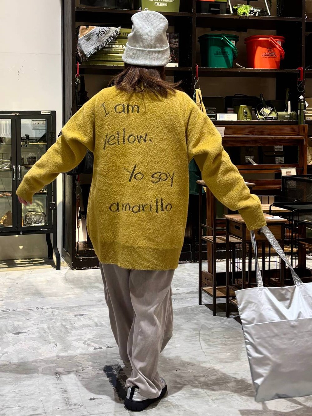 ベージュ系のその他パンツ、シルバー系のスリッポン、ホワイト系のTシャツ/カットソーを着用したレディースの冬コーディネートの6枚目の写真