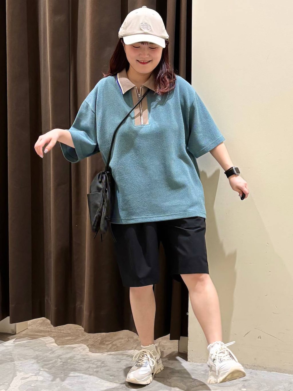 ベージュ系のスニーカー、ブラック系のショルダーバッグ、ブラック系のその他パンツを着用したレディースの春コーディネートの2枚目の写真