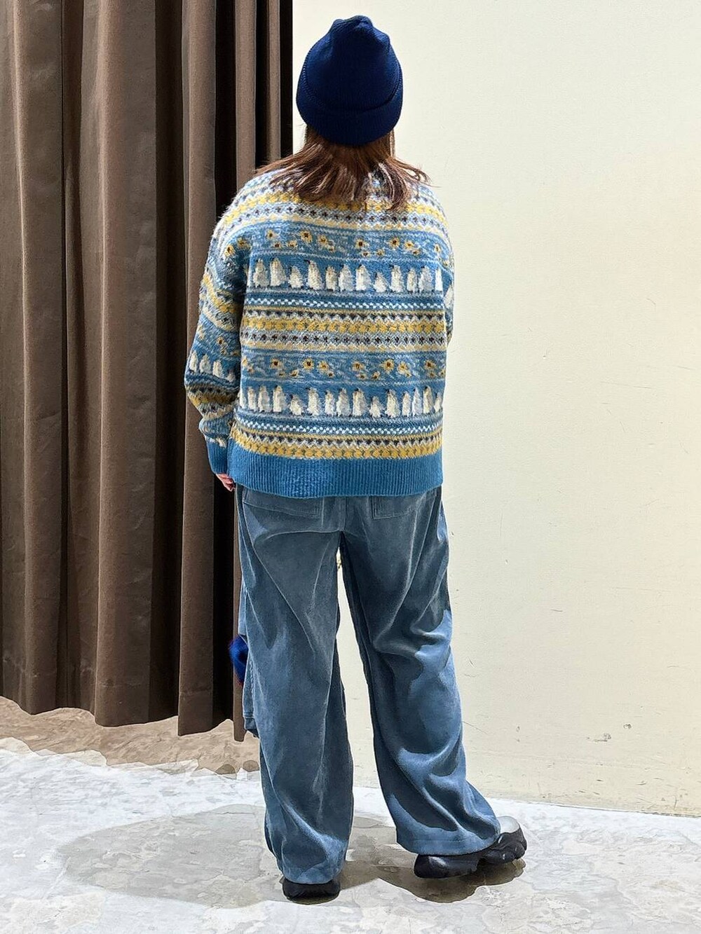 ブルー系のその他パンツ、その他のショルダーバッグ、グレー系のブーツを着用したレディースの冬コーディネートの8枚目の写真