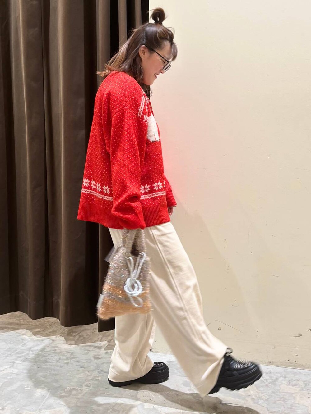 ベージュ系のその他パンツ、ブラック系のその他シューズ、レッド系のニット/セーターを着用したレディースの冬コーディネートの5枚目の写真