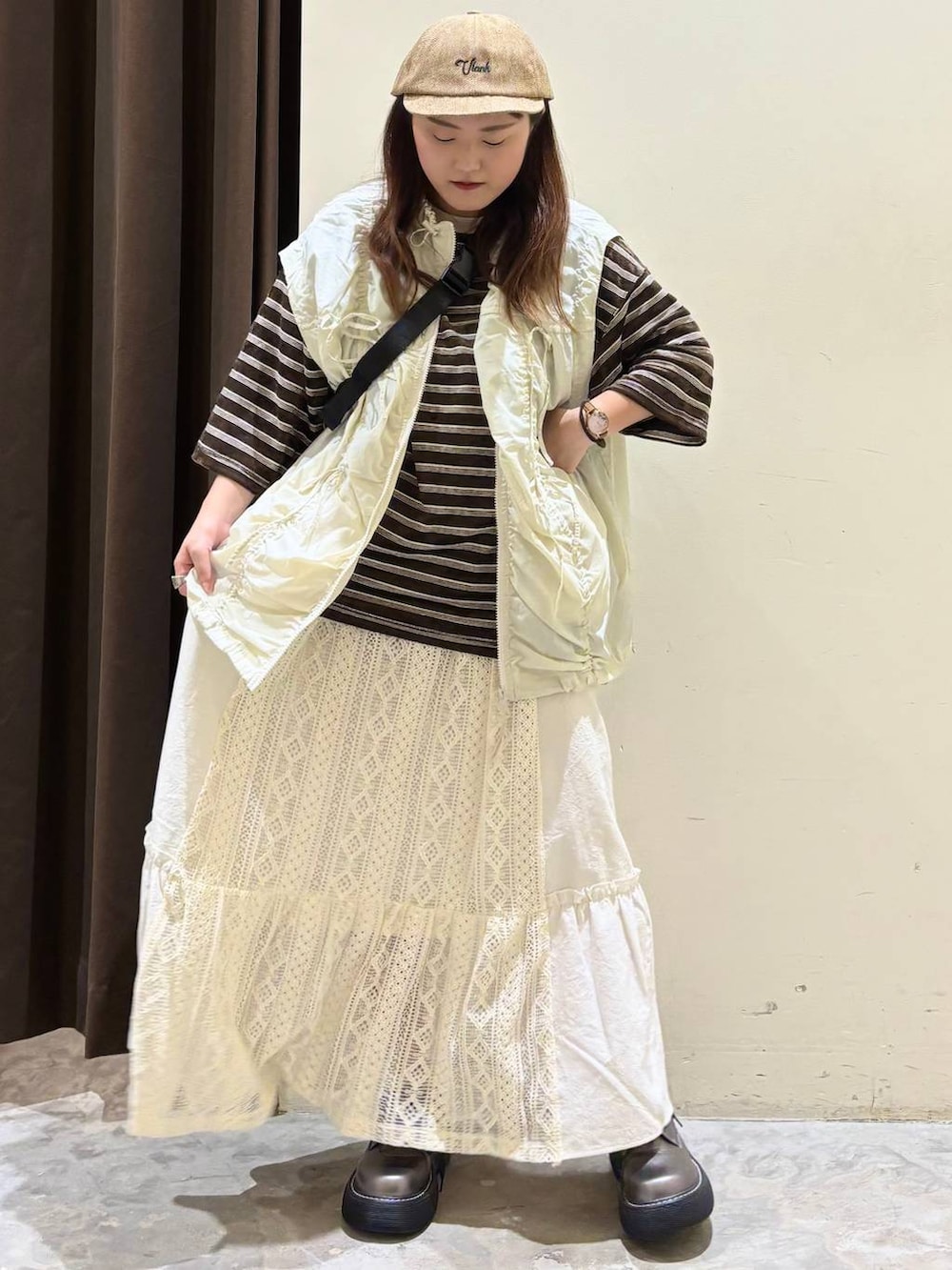 その他のその他シューズ、ベージュ系のブルゾン、ブラック系のTシャツ/カットソーを着用したレディースの秋コーディネートの3枚目の写真