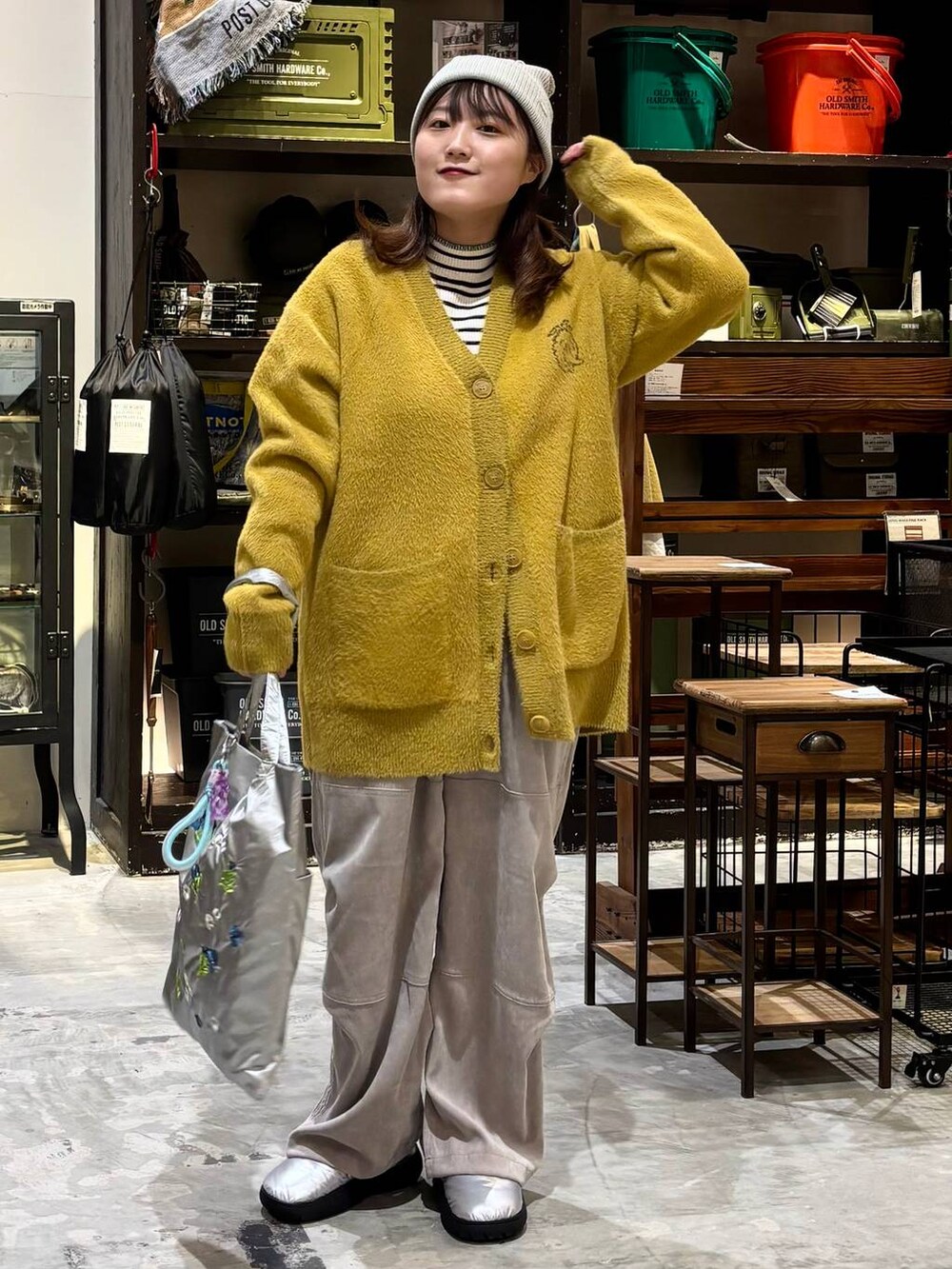 ベージュ系のその他パンツ、シルバー系のスリッポン、ホワイト系のTシャツ/カットソーを着用したレディースの冬コーディネートの3枚目の写真