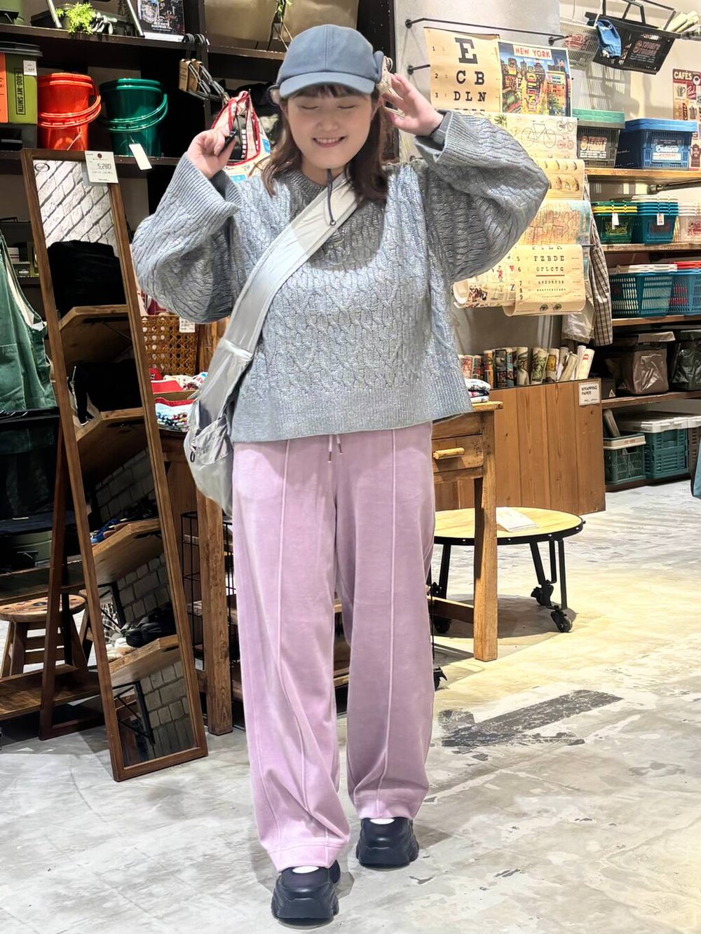 ブラック系のスニーカー、グレー系のショルダーバッグ、パープル系のその他パンツを着用したレディースの秋コーディネートの2枚目の写真