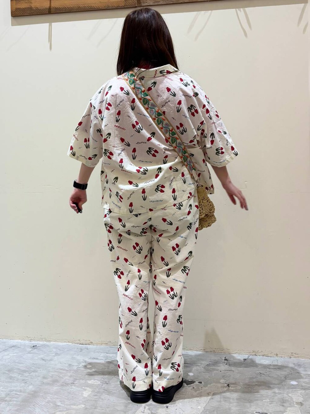 シルバー系のサンダル、ベージュ系のショルダーバッグ、レッド系のTシャツ/カットソーを着用したレディースの春コーディネートの7枚目の写真