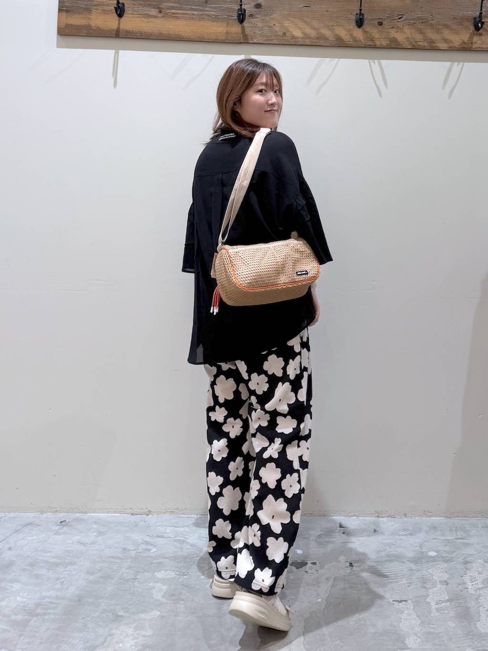 ベージュ系のサンダル、その他のその他パンツ、ベージュ系のショルダーバッグを着用したレディースの夏コーディネートの4枚目の写真