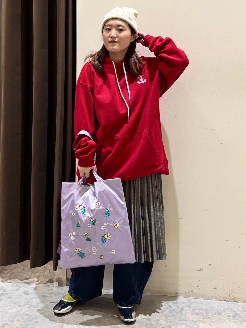 ブルー系のデニムパンツ、その他のスカート、シルバー系のパンプスを着用したレディースの冬コーディネートの2枚目の写真