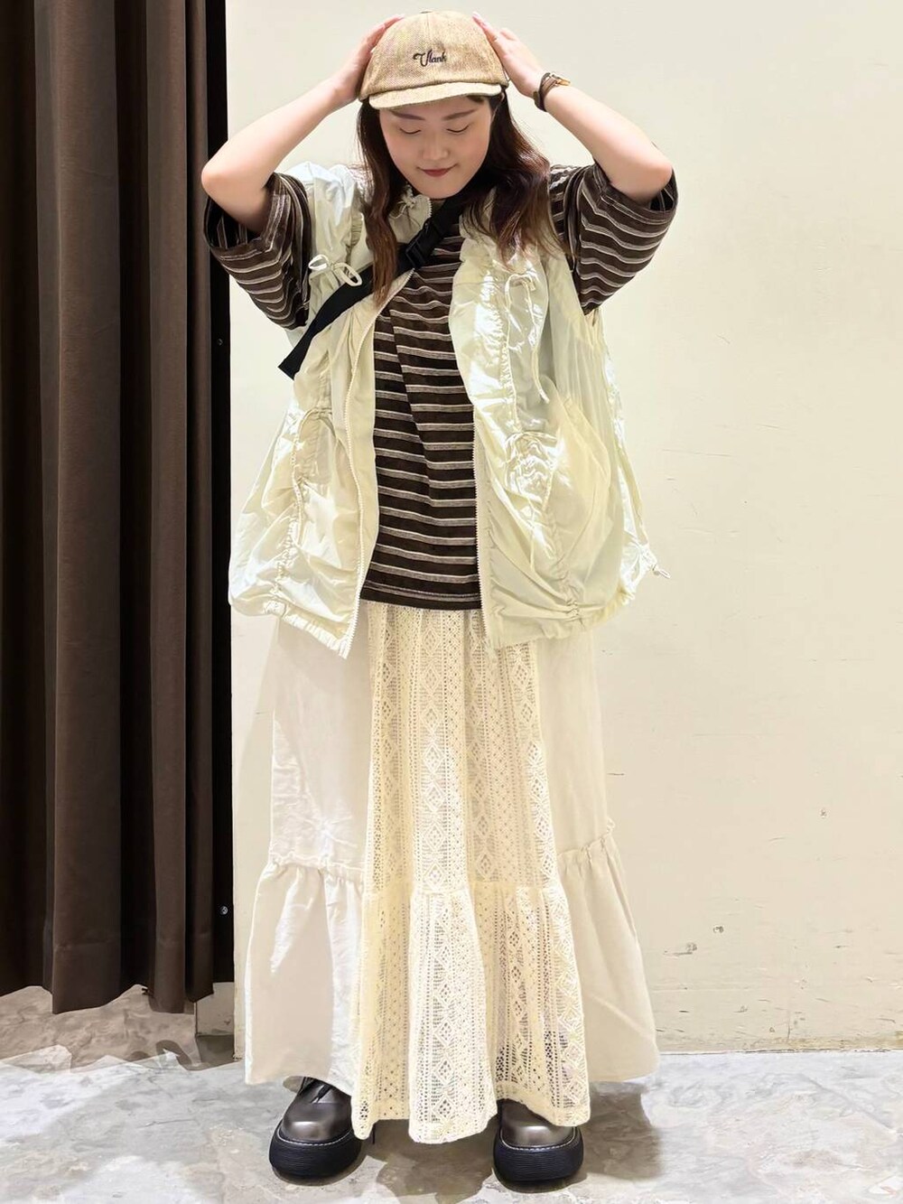 その他のその他シューズ、ベージュ系のブルゾン、ブラック系のTシャツ/カットソーを着用したレディースの秋コーディネートの4枚目の写真