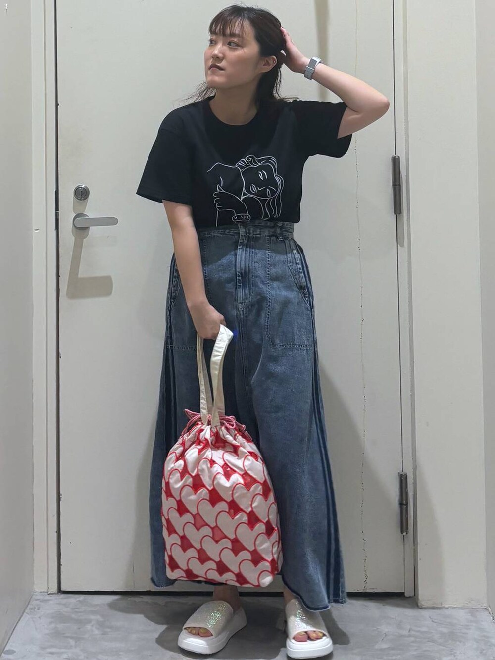 ベージュ系のサンダル、その他のトートバッグ、ブラック系のTシャツ/カットソーを着用したレディースの夏コーディネートの5枚目の写真