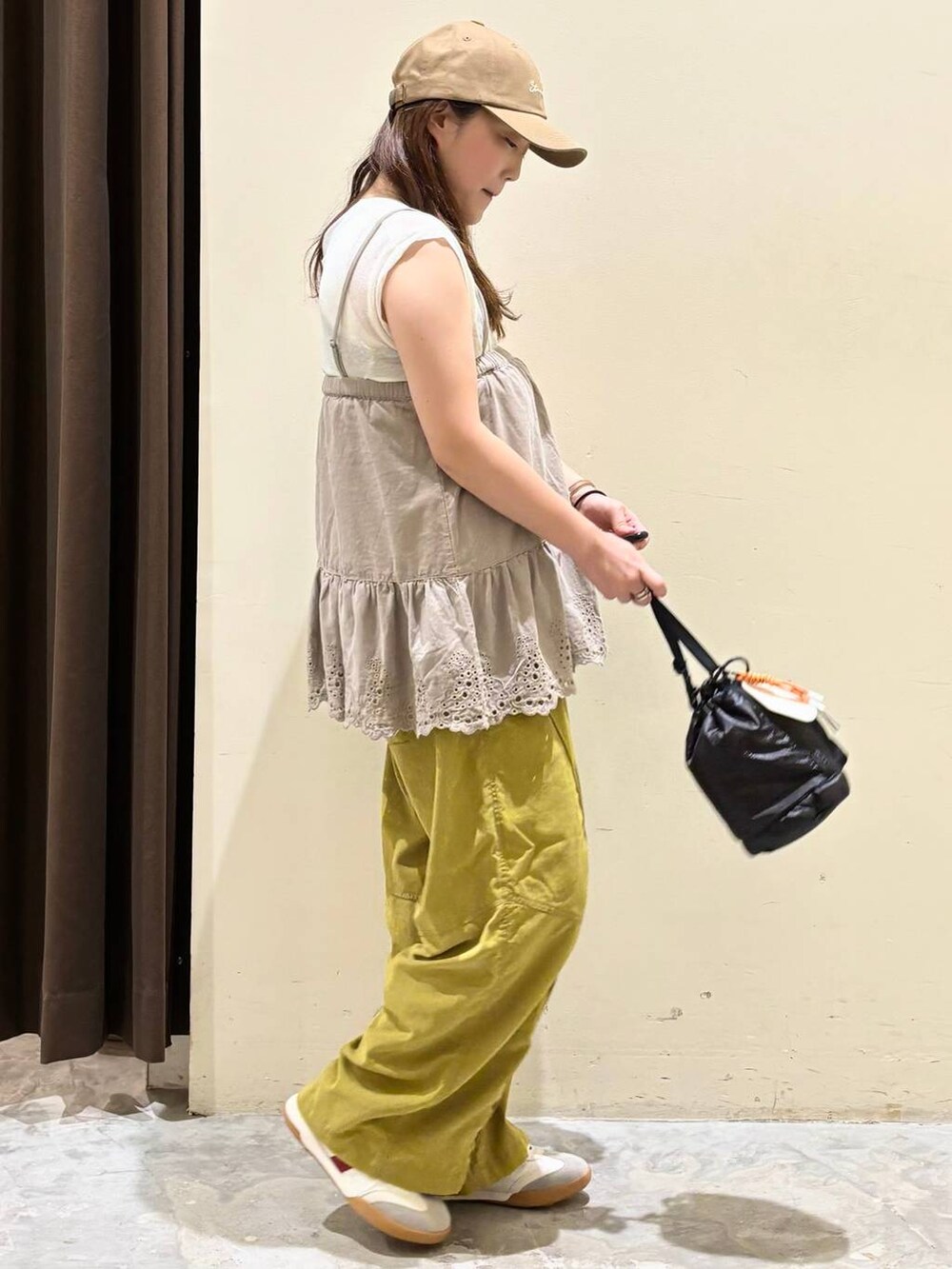 イエロー系のその他パンツ、ホワイト系のタンクトップ、ベージュ系のスニーカーを着用したレディースの夏コーディネートの4枚目の写真