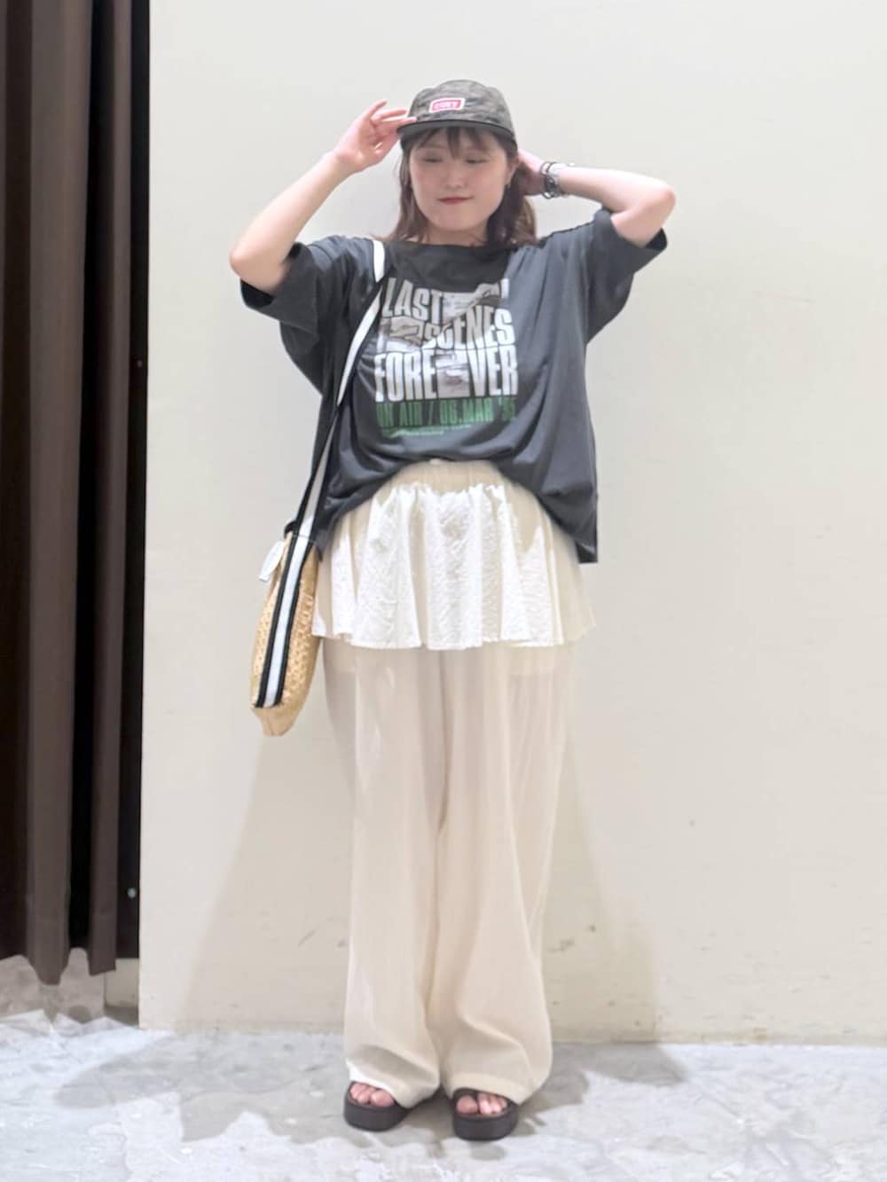 ブラウン系のサンダル、ベージュ系のトートバッグ、グレー系のTシャツ/カットソーを着用したレディースの夏コーディネートの3枚目の写真