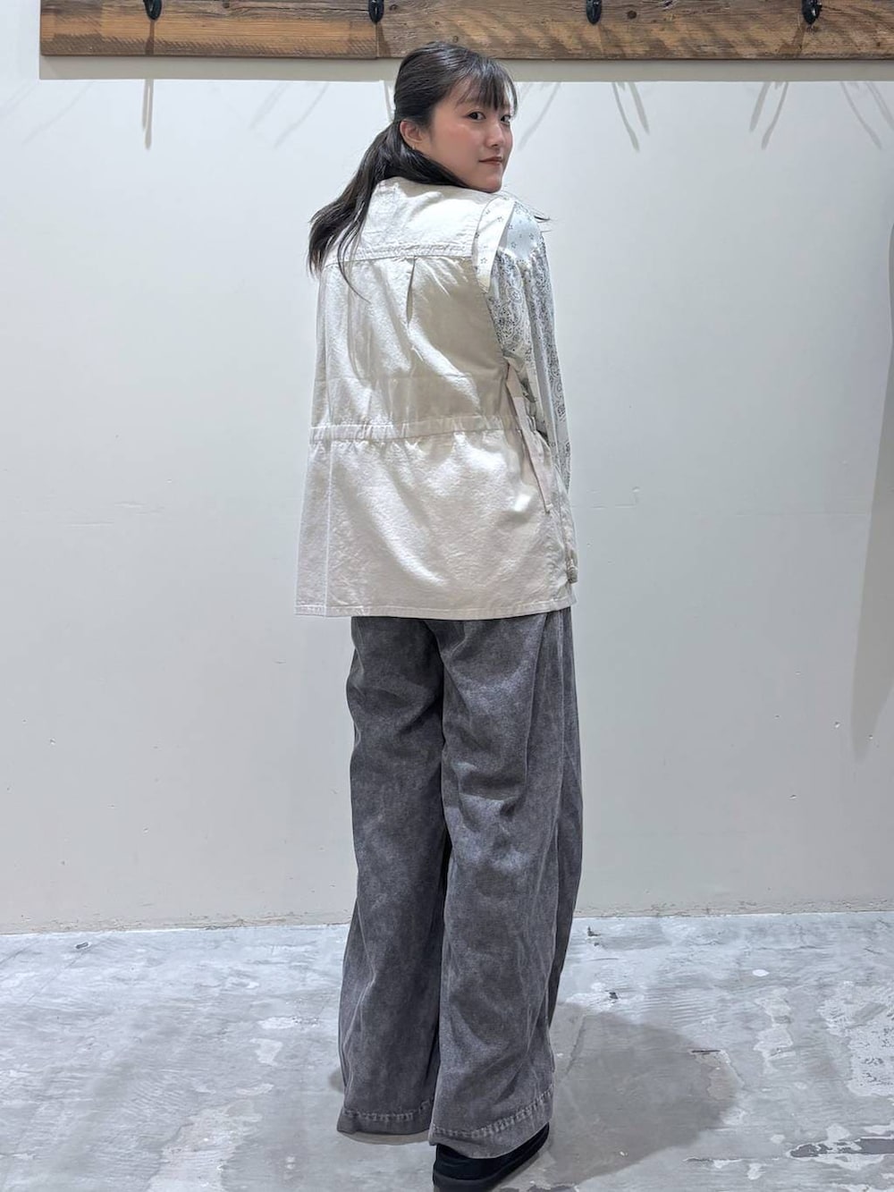 ベージュ系のベスト、ベージュ系のシャツ/ブラウス、ブラック系のスニーカーを着用したレディースの春コーディネートの4枚目の写真