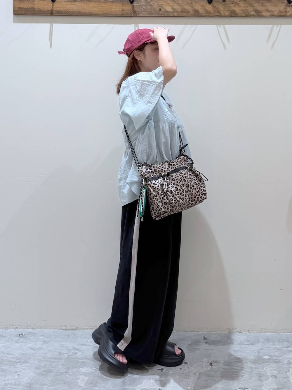 グレー系のその他パンツ、ブルー系のシャツ/ブラウス、ブラック系のサンダルを着用したレディースの夏コーディネートの3枚目の写真