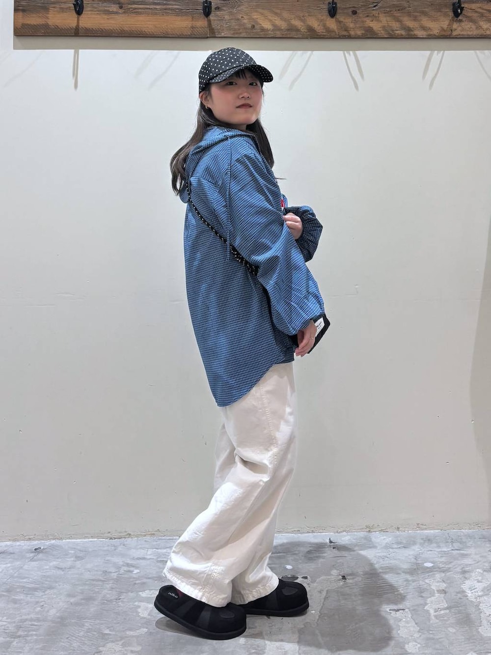 ブラック系のショルダーバッグ、ベージュ系のその他パンツ、ブルー系のシャツ/ブラウスを着用したレディースの春コーディネートの4枚目の写真