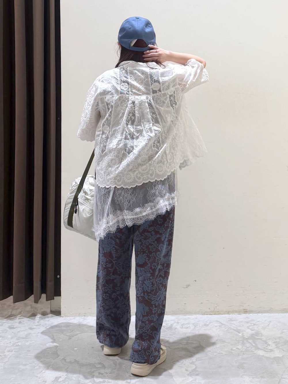ブラウン系のその他パンツ、ベージュ系のサンダル、ベージュ系のボストンバッグを着用したレディースの夏コーディネートの5枚目の写真