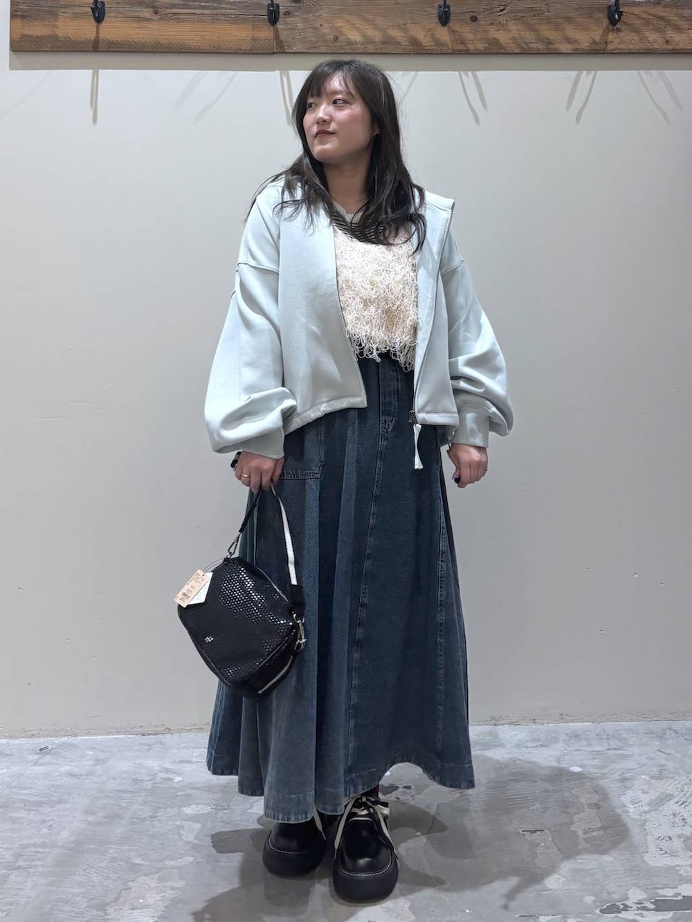 ブルー系のスカート、ブラック系のその他シューズ、ベージュ系のTシャツ/カットソーを着用したレディースの春コーディネートの5枚目の写真