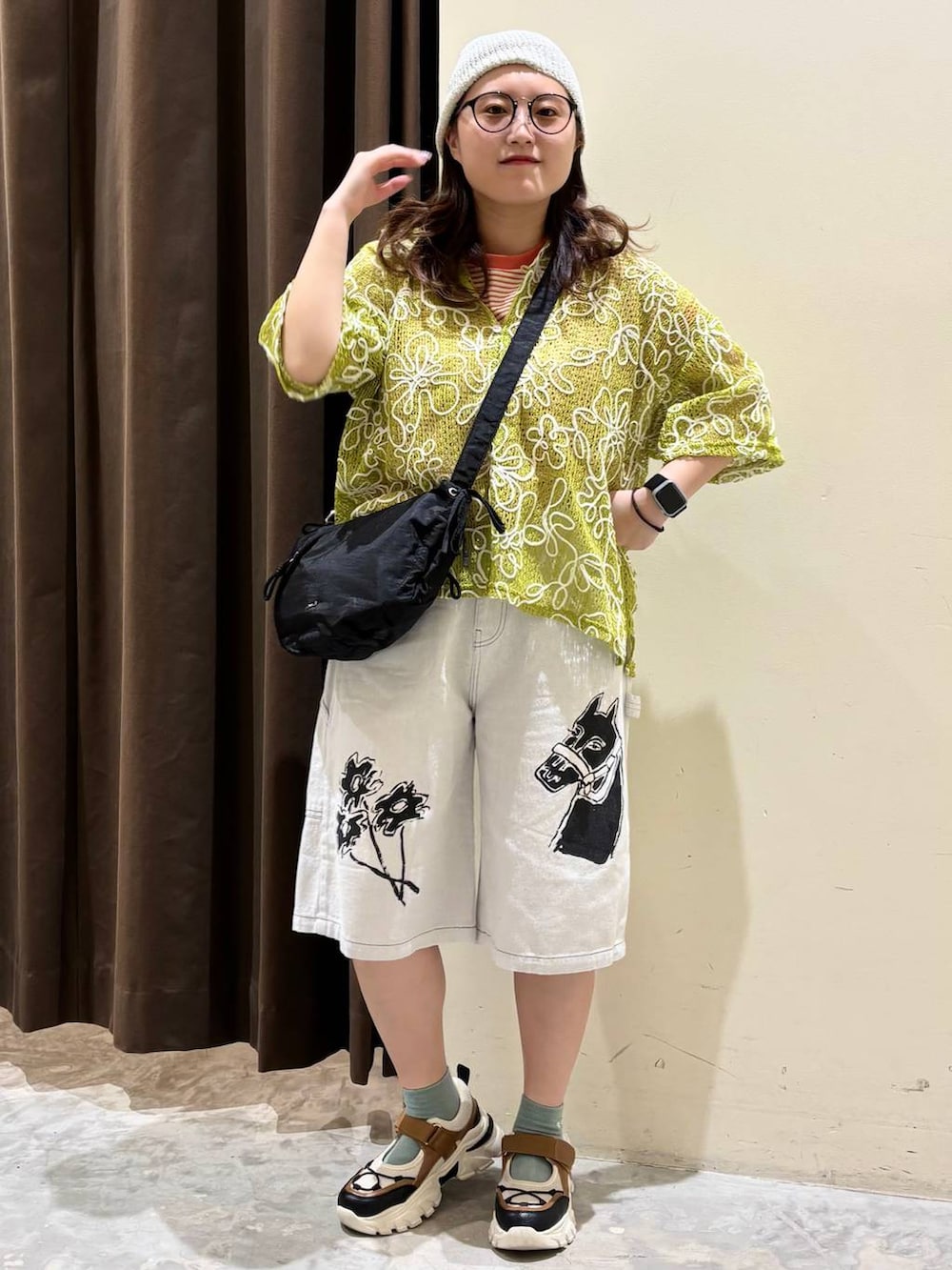 ブラック系のショルダーバッグ、オレンジ系のTシャツ/カットソー、その他のスニーカーを着用したレディースの春コーディネートの3枚目の写真