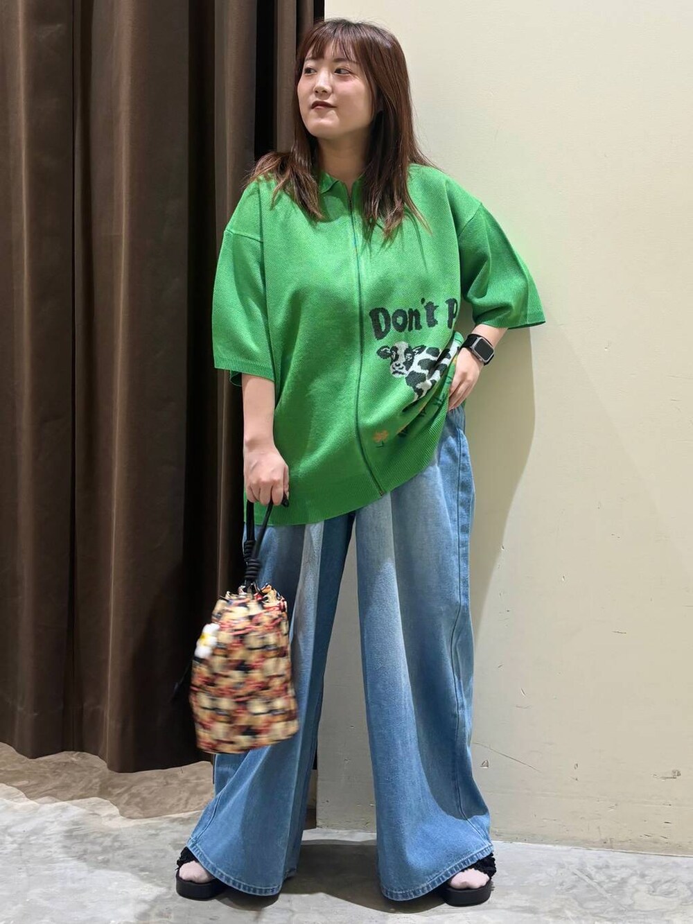 ブラック系のサンダル、ブルー系のデニムパンツ、グリーン系のシャツ/ブラウスを着用したレディースの夏コーディネートの2枚目の写真